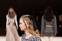 Chanel sfila a Parigi portando la couture nella danza