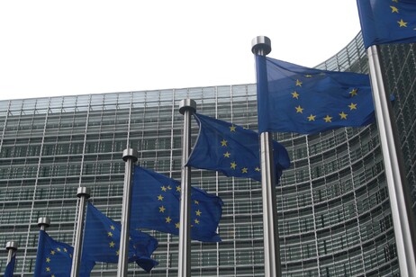Bandiere europee davanti alla sede della Commissione Ue a Bruxelles