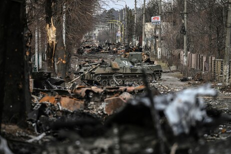 Mezzi corazzati russi distrutti in una strada di Bucha, a ovest di Kiev
