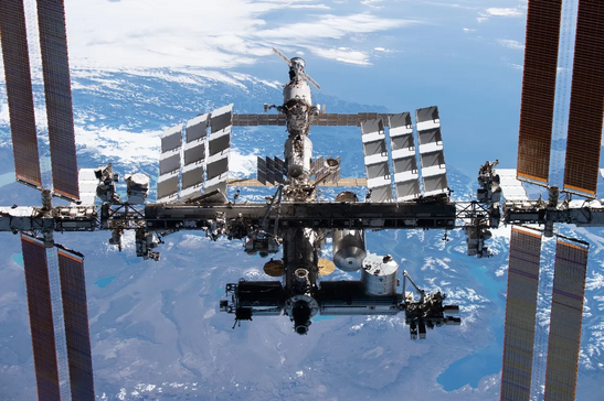 La Stazione Spaziale Internazionale vista da una navicella spaziale Crew Dragon nel 2021. Fonte: NASA