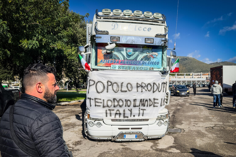 Protesta trattori: agricoltori arrivano al Mof di Fondi -     RIPRODUZIONE RISERVATA